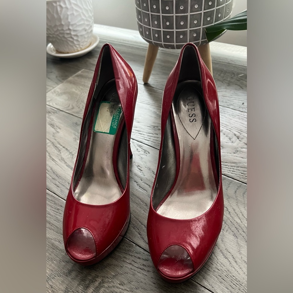 Guess Pumps